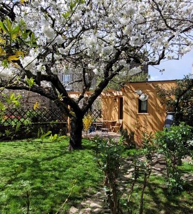La maisonnette sous le cerisier