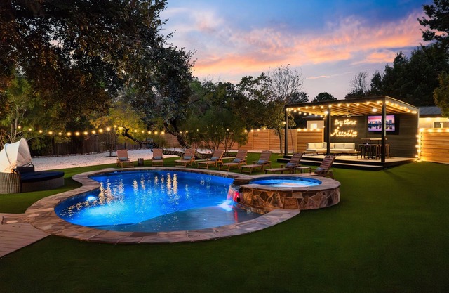 ~La Mariposa~ Best Backyard in Austin ~Sleeps 25