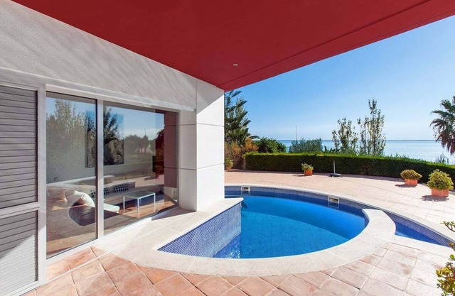 LA MEVA LLUNA, Luxury villa on the beachfront with pool