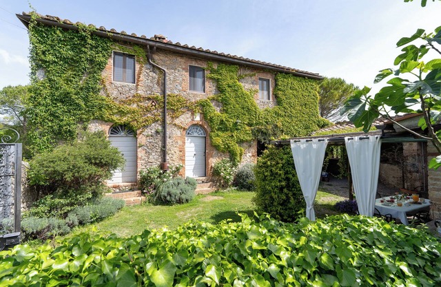 La Palazzina-Sovicille-Siena parking- heated jacuzzi tub