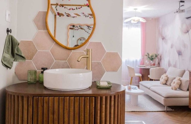 La Parenthèse Fleurie – Suite with spa and projector screen in Bergerac