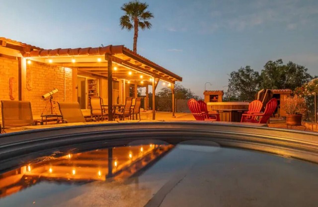 La Paz - Adobe desert home on 6 acres, hot tub, cowboy pool, hiking