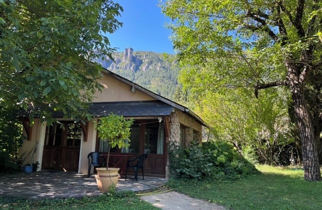 La petite Magnanerie, detached house in private wooded grounds, swimming pool access