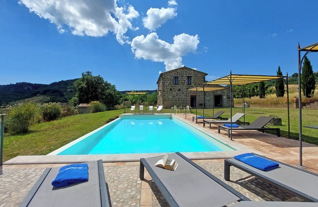 La Pietra farmhouse, private swimming pool, accommodates 6 guests