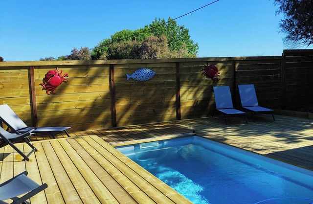 "La Pointe Pescade" fishermen's hut facing the estuary, swimming pool, air conditioning.