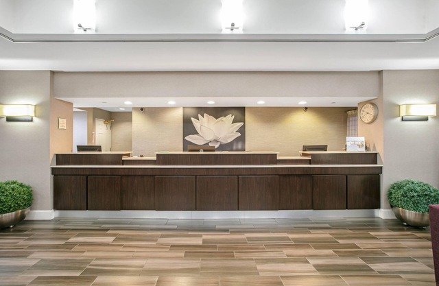 La Quinta Inn & Suites by Wyndham DFW Airport South/Irving