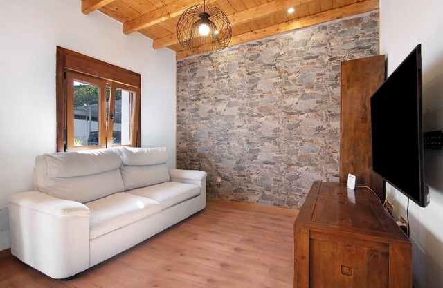 'La Tirajanera 2' with Mountain Views, Shared Pool and Wi-Fi