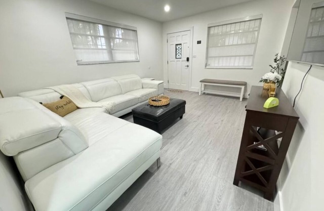 LaBella Suite- 2/1 in Miami, Modern home, BBQ