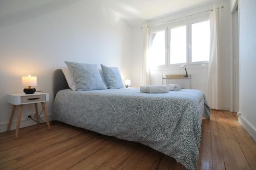 Lacolline-ponthebert,com - Appartement Entier Rénové -Grand Parking gratuit, Tout équipé, Confortable, Netflix et Amazon Prime Gratuits et Illimités, Matelas Emma, Lave Linge, Vue sur la Vallée, RDC