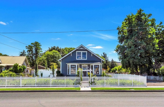 LaFollette - Restored Queen Anne cottage with vintage charm and modern amenities