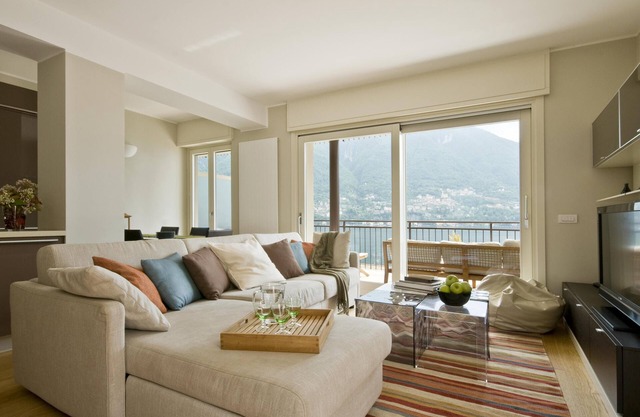 Laglio executive Lake View Garden Apartment with Pool by Italian Apartments.