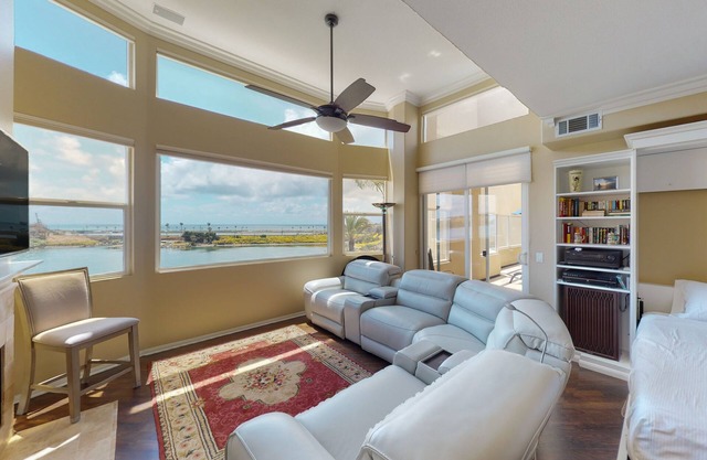 Lagoon Sunrise 205 Private condo near the beach with water views, soaking tub, grill - pool access