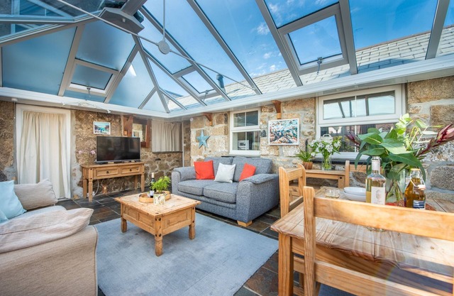 Laity Vean Hideaway - a cottage that sleeps 4 guests in 2 bedrooms