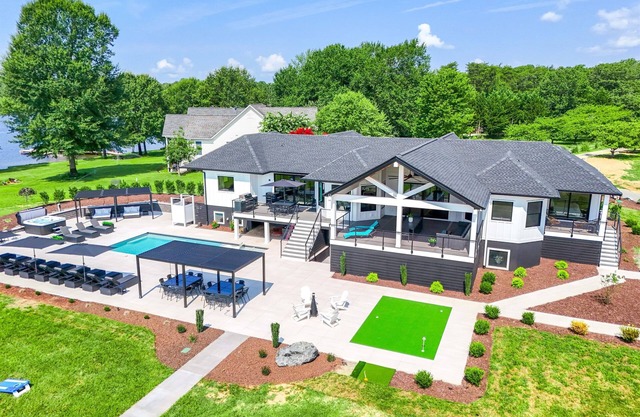 Lake Anna Waterfront Retreat, Pool & Private Beach, Family-Friendly, Sleeps 16+