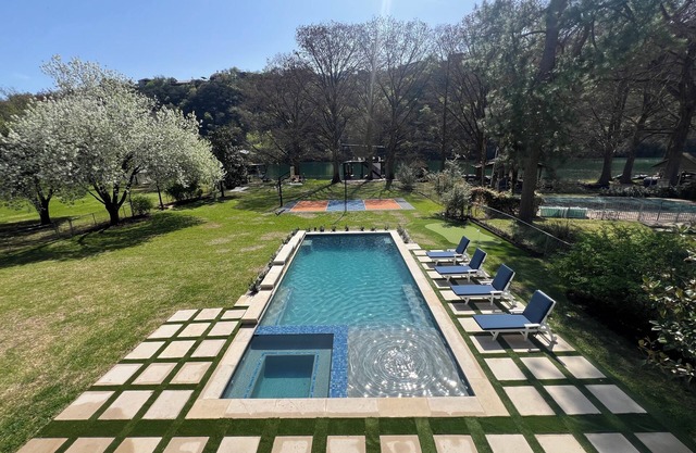 Lake Austin Lux Villa/pickleball/pool/jacuzzi/home theater/ping-pong/golf-4BR