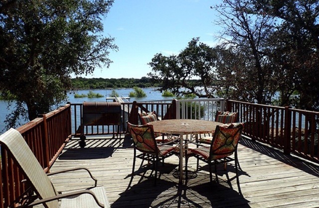 Lake Buchanan Waterfront B & R Lodge