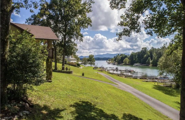 Lake Chatuge beauty w/private dock, firepit, pool table, grills & views!