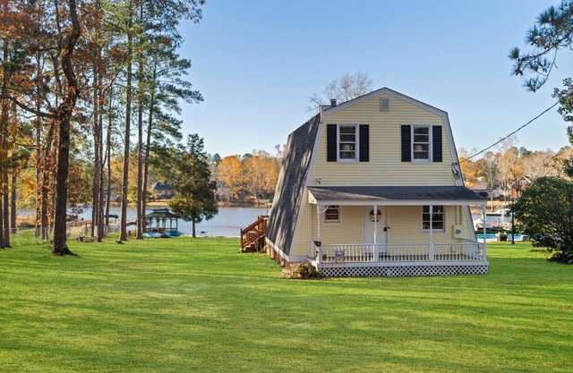 Lake Cottage in Chapin with Private Dock