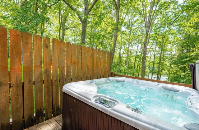Lake Effect: Lakefront, Dogs Welcome, Private Dock, Hot Tub, Fire Pit!