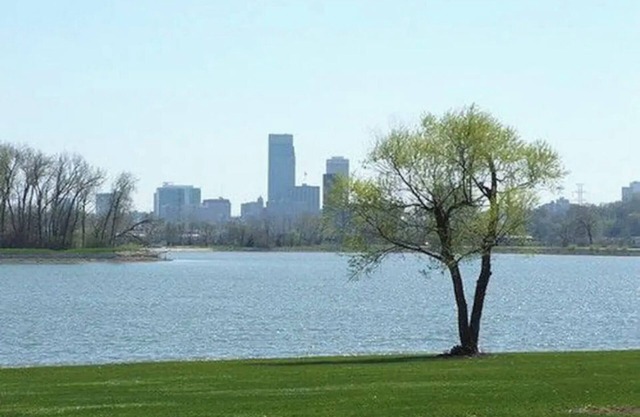 Lake front home 3 miles from Downtown Omaha! Pet Friendly!