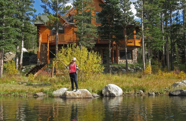 Lake Front Log Home, Amazing Mountain Views, Private Fishing and Canoeing