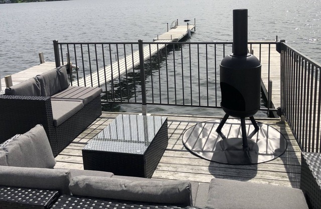 Lake Front +Mountain View +Hot Tub +Private Dock