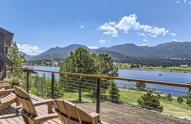 Lake Front! Mtn/Lake Views,HotTub,Gas FirePit,Walking Trail to town & shopping