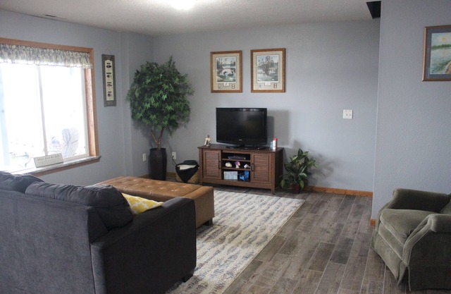 Lake front unit, Sleeps 6, great for families, crafting or fishing - lower level
