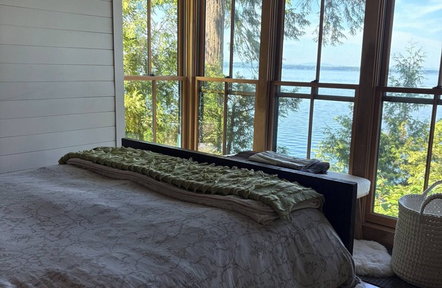 LAKE FRONT with private dock 2-bedroom cottage on Lake Champlain