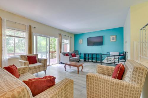 Lake George Townhome with Deck 2 Mi to The Outlets!