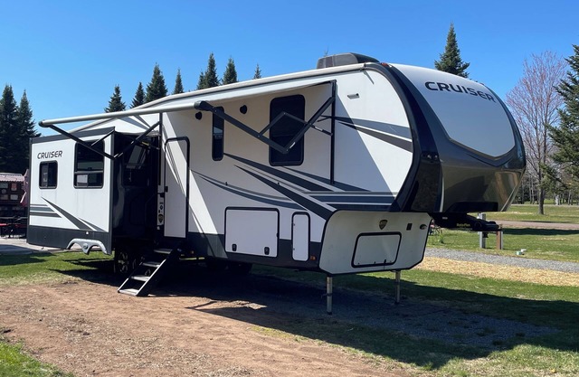 Lake, golf course, tiki bar, volleyball court and bar/restaurant!