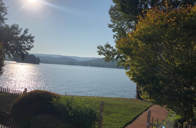 Lake Guntersville Fishermans home with boat dock