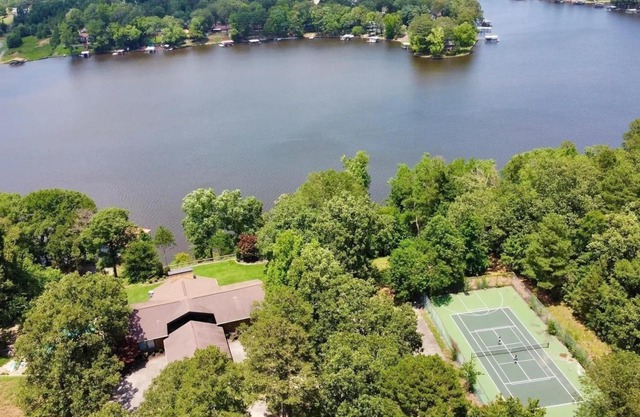 Lake Hamilton, 48 Private Acres, Pool, Sleeps 23 or 39