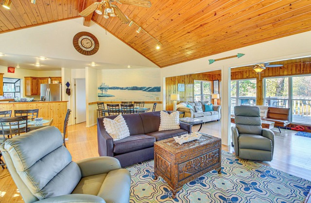 Lake Hamilton Escape w/Dock & Waterfront Views!