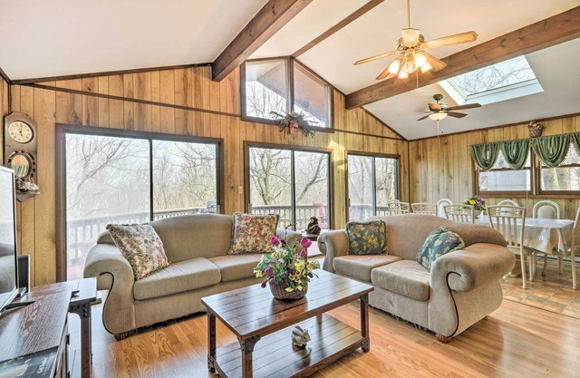 Lake Harmony Haven w/ Private Hot Tub: 3 Mi to Ski