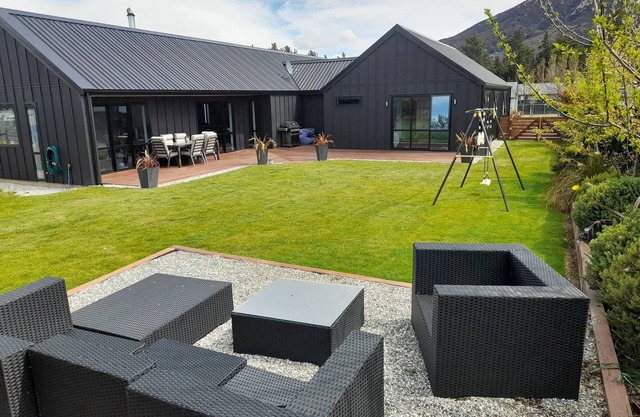 Lake Hawea Spacious Family Home