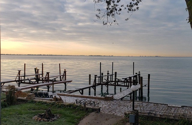 Lake house, 5 bedrooms, 2 baths. and dog friendly