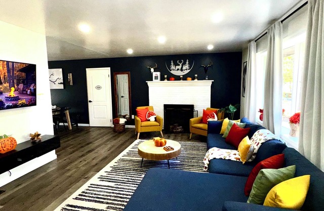 Lake House with Fire Pit, Kayaks & Games, minutes from Kalahari