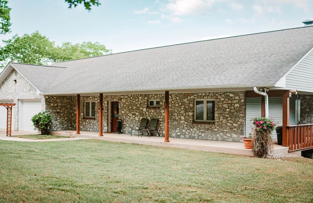 Lake house with washer/dryer, central AC, game rom, deck & yard