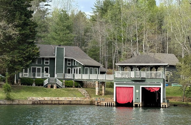 <> LAKE LEVEL Green Acres – Your lakefront place to be!