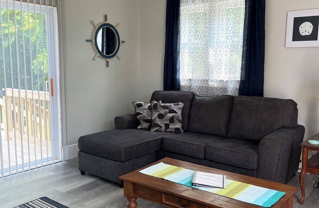 Lake Life 1BD at heart of GOTL. Bright & Airy and right off the strip.