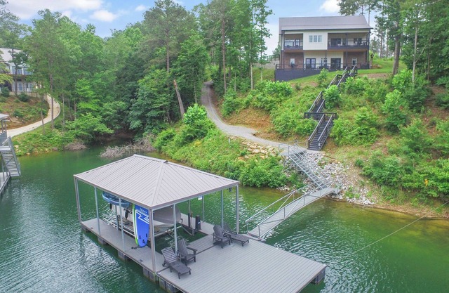 Lake Loched: 5 BR, 3 BA House in Bremen, Sleeps 13
