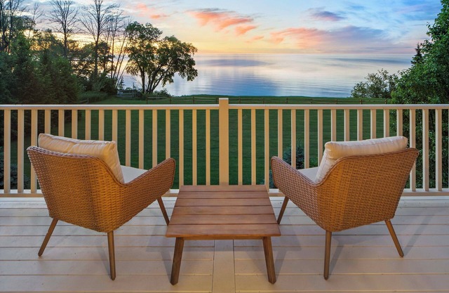 Lake Michigan Gem: Private Beach & Game Room