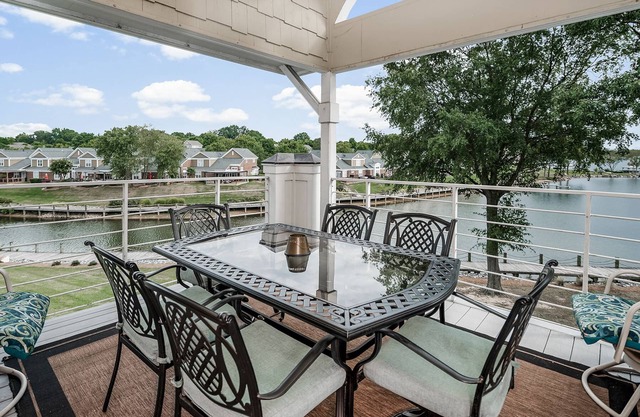 Lake Norman Luxury Waterfront 3rd floor Condo with Elevator, Pool, Tennis