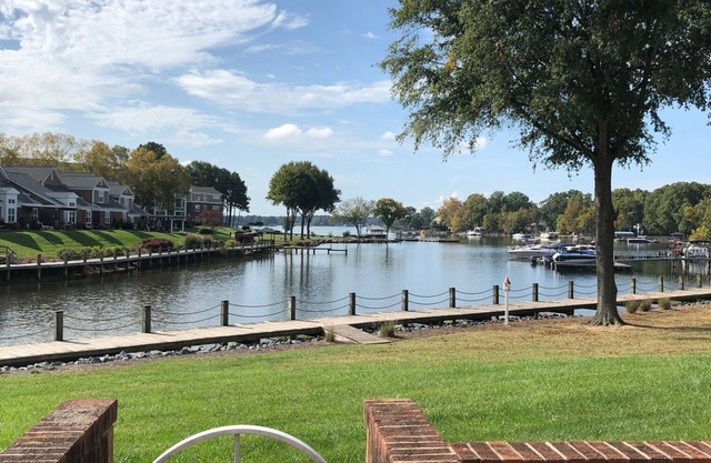 Lake Norman Waterfront 1st Fl Luxury Condo, 3 Bed, 2 Bath, Pool, Newly Renovated