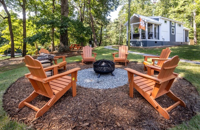 Lake Retreat- Mins to CU- Kayaks, Fire Pit, Dock