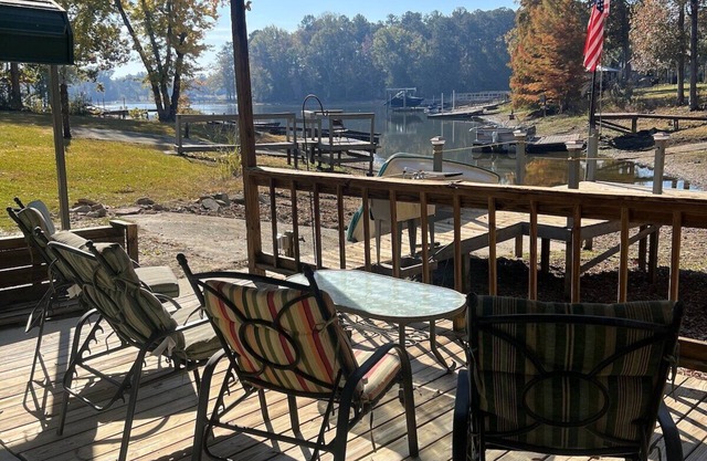 Lake Time - Dock, Boat Ramp, Wi-Fi, Screened Porch, Kayaks, Dogs, Foosball