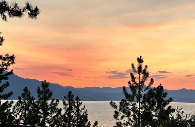 Lake View 4 bdr family home w/hottub