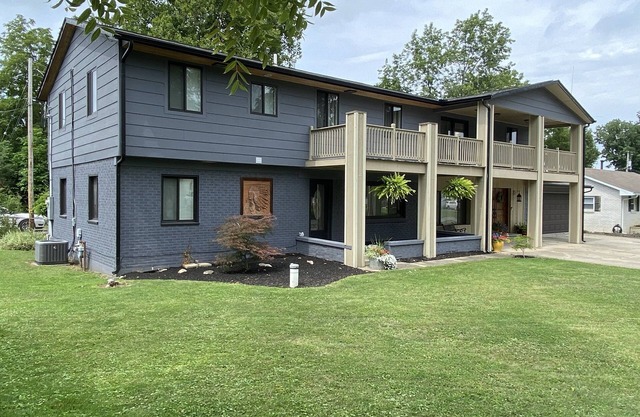 Lake Views: 2nd-Story Guest Suite with Private Entrances/Yard/Parking