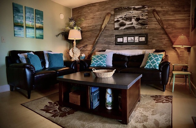 Lake views of Islands. Walk to Jet Express/Docks Beach House/Downtown! 2nd Floor